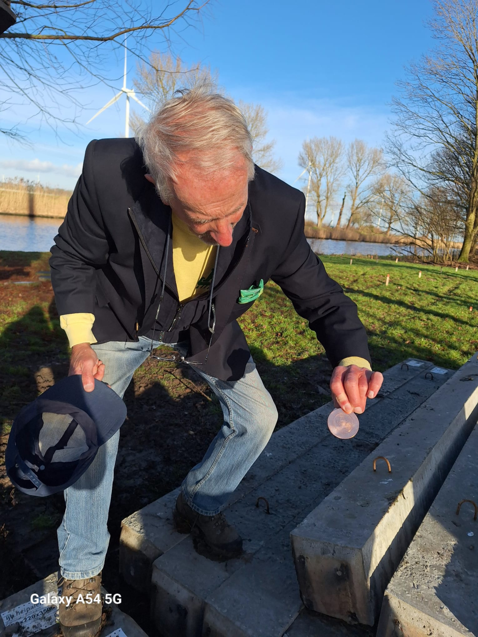 8 januari - Ren&egrave; plaatst de geluksmunt